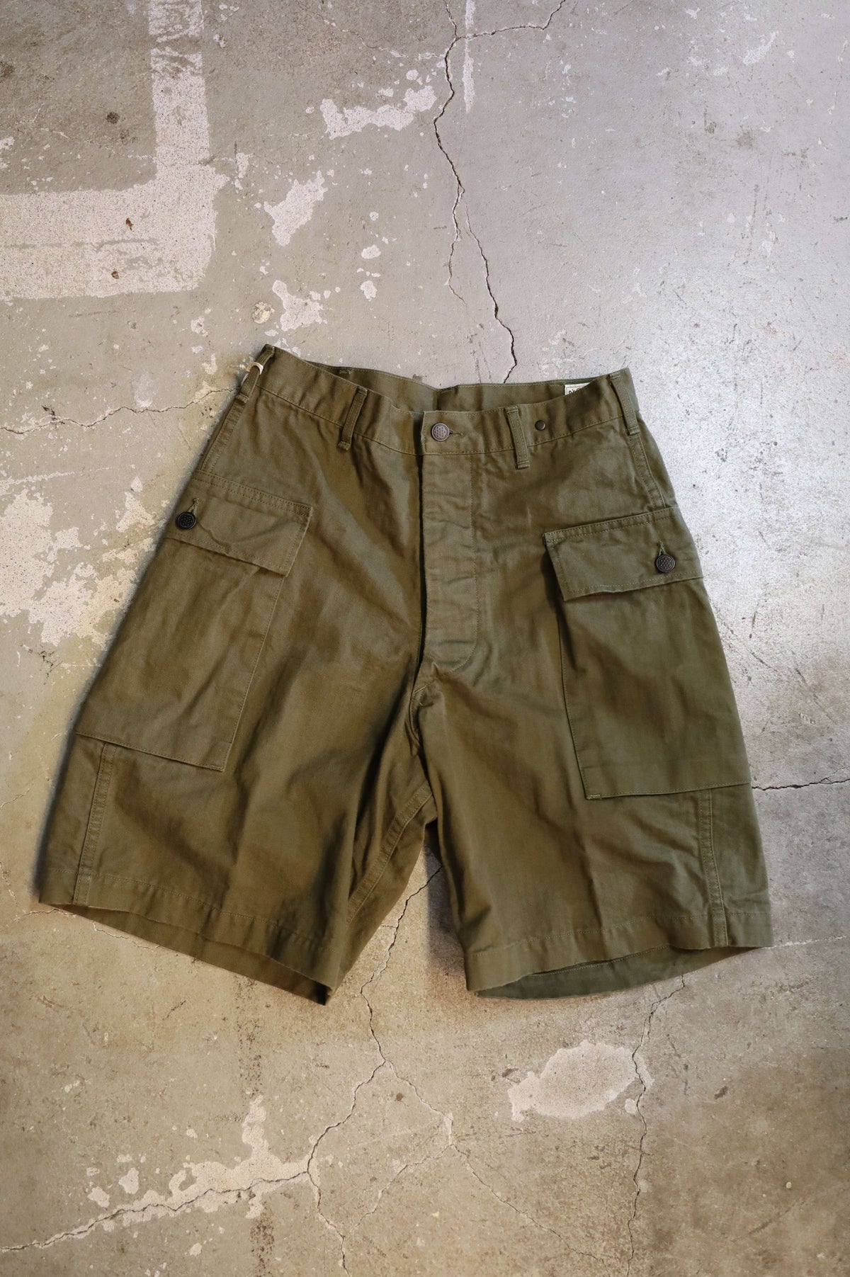 03-7250 U.S ARMY 2 POCKET CARGO SHORTS (76 ARMY GREEN)