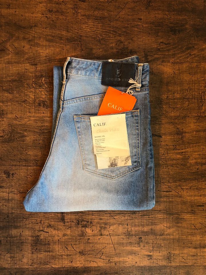 J8917CV CALIF. Straight Jeans